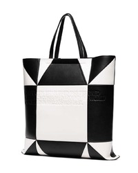 Borsa shopping in pelle geometrica nera e bianca di Calvin Klein 205W39nyc