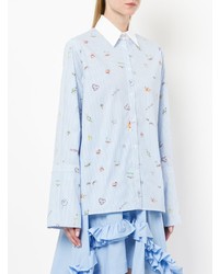 Camicia elegante a righe verticali azzurra di Mira Mikati