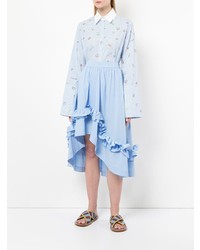 Camicia elegante a righe verticali azzurra di Mira Mikati
