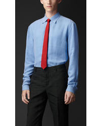 Camicia elegante di seta azzurra