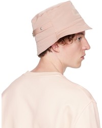 Cappello alla pescatora rosa di Alexander McQueen