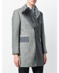 Cappotto con collo di pelliccia a quadri grigio scuro di Thom Browne