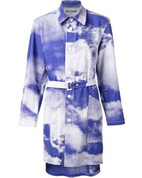 Cappotto stampato bianco e blu di Issey Miyake