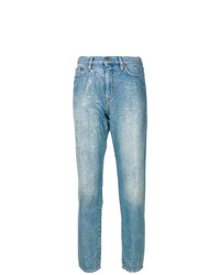 Jeans azzurri di Mira Mikati