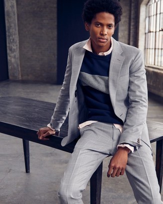 Come indossare e abbinare un abito a quadri grigio in modo smart-casual: Abbina un abito a quadri grigio con un maglione girocollo blu scuro e bianco per un abbigliamento elegante ma casual.