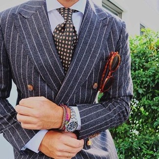 Come indossare e abbinare una cravatta stampata foglia di tè per un uomo di 30 anni: Prova a combinare un abito a righe verticali grigio con una cravatta stampata foglia di tè per una silhouette classica e raffinata