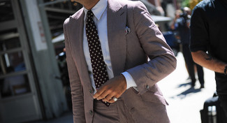 Look alla moda per uomo: Abito a righe verticali marrone, Camicia elegante bianca, Cravatta a pois nera