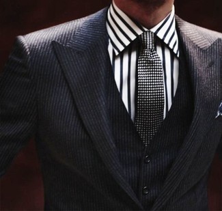 Quale camicia elegante indossare con un abito a tre pezzi grigio scuro in modo formale: Indossa un abito a tre pezzi grigio scuro e una camicia elegante per essere sofisticato e di classe.