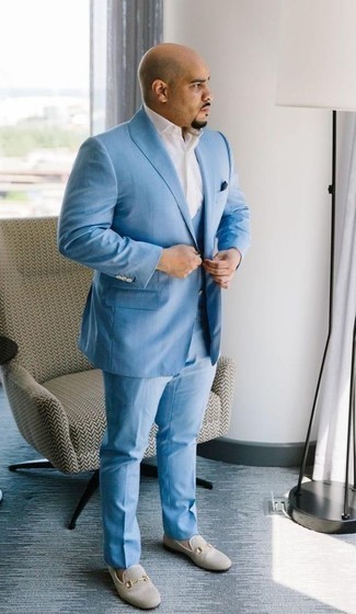 Come indossare e abbinare un abito azzurro: Mostra il tuo stile in un abito azzurro con una camicia elegante bianca come un vero gentiluomo. Non vuoi calcare troppo la mano con le scarpe? Scegli un paio di mocassini eleganti in pelle scamosciata beige come calzature per la giornata.
