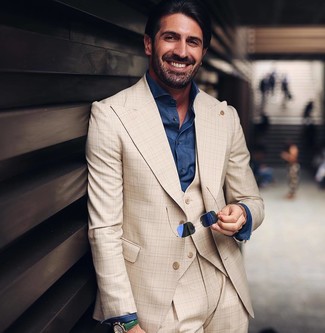 Quale camicia elegante indossare con un abito beige per un uomo di 30 anni: Abbina un abito beige con una camicia elegante per una silhouette classica e raffinata