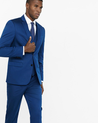 Come indossare e abbinare una cravatta a pois blu scuro: Abbina un abito a tre pezzi blu con una cravatta a pois blu scuro per essere sofisticato e di classe.