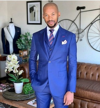 Look alla moda per uomo: Abito a tre pezzi blu, Camicia elegante bianca, Cravatta a righe verticali rossa e blu scuro, Fazzoletto da taschino bianco