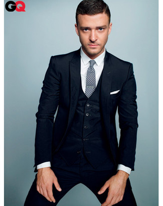 Look di Justin Timberlake: Abito a tre pezzi blu scuro, Camicia elegante bianca, Cravatta a quadretti bianca e nera, Fazzoletto da taschino bianco