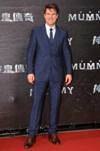 Look di Tom Cruise: Abito a tre pezzi blu scuro, Camicia elegante bianca, Scarpe oxford in pelle marroni, Cravatta blu scuro