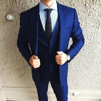 Come indossare e abbinare una camicia elegante a righe verticali blu: Combina una camicia elegante a righe verticali blu con un abito a tre pezzi blu scuro come un vero gentiluomo.