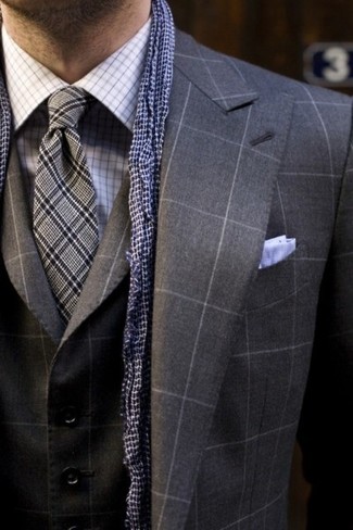 Look alla moda per uomo: Abito a tre pezzi a quadri grigio scuro, Camicia elegante scozzese bianca e blu, Cravatta scozzese grigia, Fazzoletto da taschino azzurro