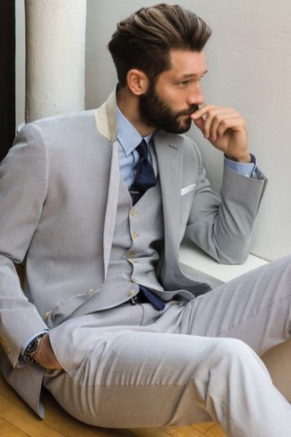 Come indossare e abbinare un abito a tre pezzi grigio: Abbina un abito a tre pezzi grigio con una camicia elegante azzurra come un vero gentiluomo.
