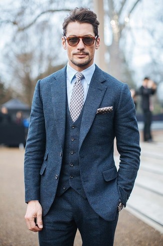 Come indossare e abbinare una cravatta grigio scuro con un abito blu: Metti un abito blu e una cravatta grigio scuro come un vero gentiluomo.