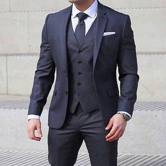 Come indossare e abbinare un abito a tre pezzi grigio scuro per un uomo di 30 anni quando fa caldo in modo formale: Prova a combinare un abito a tre pezzi grigio scuro con una camicia elegante bianca per un look elegante e alla moda.
