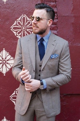 Come indossare e abbinare un abito di lana grigio per un uomo di 30 anni: Coniuga un abito di lana grigio con una camicia elegante a righe verticali bianca e blu per un look elegante e alla moda.