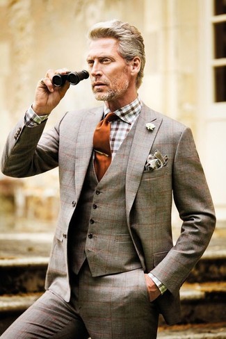 Come indossare e abbinare una cravatta per un uomo di 40 anni in estate 2024: L'abbinamento di un abito a tre pezzi scozzese marrone e una cravatta metterà in luce il tuo gusto per gli abiti di sartoria. È fantastica idea per tuo outfit estivo!