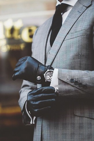 Look alla moda per uomo: Abito a tre pezzi scozzese grigio, Camicia elegante bianca, Cravatta nera, Guanti in pelle neri