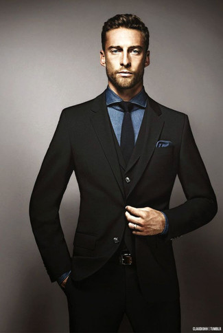 Quale abito indossare con una camicia elegante blu scuro per un uomo di 30 anni: Punta su un abito e una camicia elegante blu scuro per un look elegante e di classe.