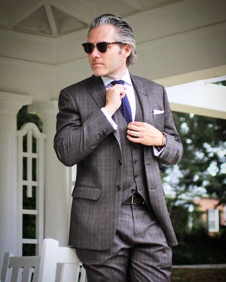 Come indossare e abbinare un abito a tre pezzi a quadri grigio per un uomo di 50 anni: Prova a combinare un abito a tre pezzi a quadri grigio con una camicia elegante bianca per un look elegante e alla moda.