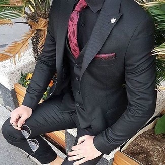 Come indossare e abbinare una cravatta con stampa cachemire rossa per un uomo di 30 anni: Abbina un abito a tre pezzi nero con una cravatta con stampa cachemire rossa per un look elegante e di classe.