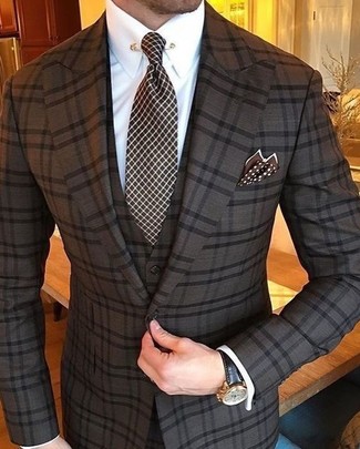 Come indossare e abbinare una cravatta marrone scuro in estate 2024: Combina un abito a tre pezzi a quadri marrone scuro con una cravatta marrone scuro come un vero gentiluomo. Un look stupendo per essere molto elegante e alla moda anche in estate.