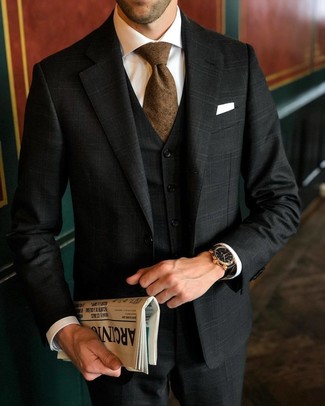 Come indossare e abbinare una cravatta marrone quando fa caldo in modo formale: Combina un abito a tre pezzi scozzese nero con una cravatta marrone per un look elegante e alla moda.