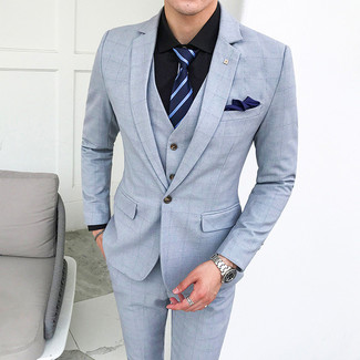 Come indossare e abbinare un abito azzurro: Scegli un abito azzurro e una camicia elegante nera come un vero gentiluomo.