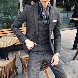 Come indossare e abbinare una camicia elegante foglia di tè per un uomo di 30 anni: Metti una camicia elegante foglia di tè e un abito a tre pezzi a quadri grigio scuro come un vero gentiluomo.