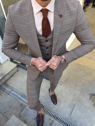 Come indossare e abbinare una cravatta marrone per un uomo di 30 anni: Potresti indossare un abito a tre pezzi scozzese grigio e una cravatta marrone per un look elegante e alla moda. Perché non aggiungere un paio di mocassini con nappine in pelle marrone scuro per un tocco più rilassato?