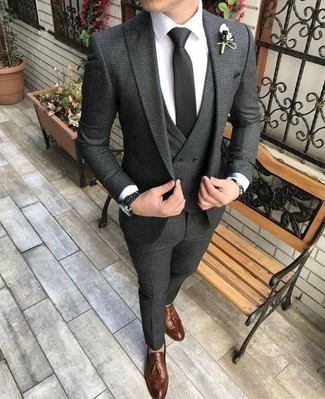 Look alla moda per uomo: Abito a tre pezzi grigio scuro, Camicia elegante bianca, Mocassini con nappine in pelle marroni, Cravatta nera
