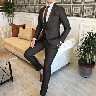 Quale mocassini eleganti indossare con un abito nero per un uomo di 30 anni: Indossa un abito nero e una camicia elegante bianca per un look elegante e di classe. Opta per un paio di mocassini eleganti per un tocco più rilassato.