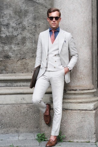 Quale mocassini eleganti indossare con un abito a tre pezzi bianco: Punta su un abito a tre pezzi bianco e una camicia elegante in chambray blu come un vero gentiluomo. Per un look più rilassato, calza un paio di mocassini eleganti.