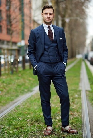Come indossare e abbinare una cravatta geometrica quando fa caldo: Coniuga un abito a tre pezzi blu scuro con una cravatta geometrica per essere sofisticato e di classe. Per un look più rilassato, indossa un paio di mocassini eleganti in pelle con frange marroni.