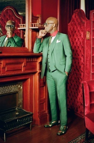 Come indossare e abbinare scarpe eleganti verdi per un uomo di 50 anni in modo formale: Potresti combinare un abito a tre pezzi verde con una camicia elegante bianca e rossa come un vero gentiluomo. Un paio di scarpe eleganti verdi si abbina alla perfezione a una grande varietà di outfit.
