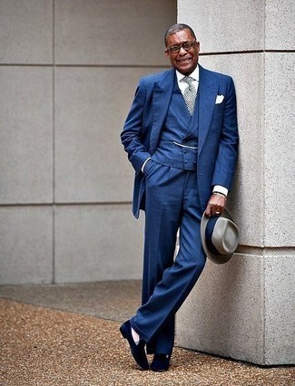 Come indossare e abbinare una cravatta a quadri bianca per un uomo di 50 anni quando fa caldo: Mostra il tuo stile in un abito a tre pezzi blu con una cravatta a quadri bianca per essere sofisticato e di classe. Per un look più rilassato, opta per un paio di mocassini eleganti di velluto blu scuro.