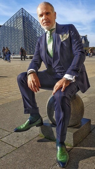 Moda uomo anni 50 in modo formale: Combina un abito a tre pezzi a righe verticali blu scuro con una camicia elegante azzurra per essere sofisticato e di classe. Mocassini eleganti in pelle verdi renderanno il tuo look davvero alla moda.