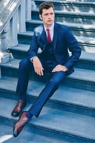 Quale scarpe brogue indossare con un abito blu scuro per un uomo di 30 anni: Punta su un abito blu scuro e una camicia elegante bianca per essere sofisticato e di classe. Calza un paio di scarpe brogue per avere un aspetto più rilassato.