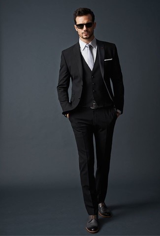 Come indossare e abbinare una cravatta grigio scuro quando fa caldo in modo formale: Vestiti con un abito a tre pezzi nero e una cravatta grigio scuro per un look elegante e alla moda. Scarpe derby in pelle grigio scuro renderanno il tuo look davvero alla moda.