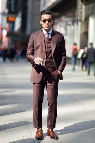 Look alla moda per uomo: Abito a tre pezzi marrone, Camicia elegante bianca, Scarpe derby in pelle marroni, Cravatta marrone