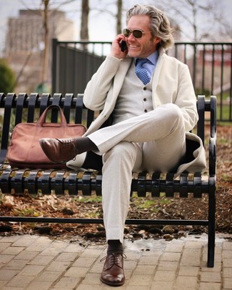 Come indossare e abbinare un abito beige con scarpe derby in pelle terracotta per un uomo di 40 anni: Metti un abito beige e una camicia elegante azzurra come un vero gentiluomo. Scarpe derby in pelle terracotta creeranno un piacevole contrasto con il resto del look.