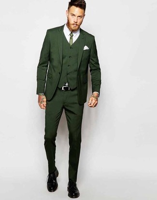 Come indossare e abbinare un abito verde scuro quando fa caldo: Abbina un abito verde scuro con una camicia elegante bianca per un look elegante e di classe. Calza un paio di scarpe derby in pelle nere per avere un aspetto più rilassato.