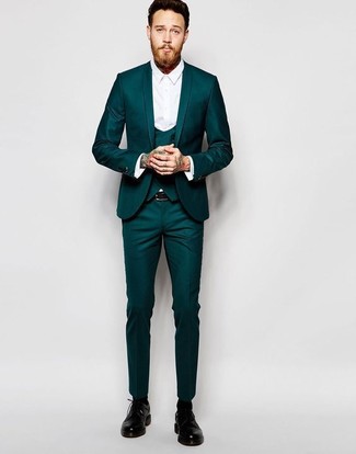 Come indossare e abbinare un abito verde scuro quando fa caldo: Abbina un abito verde scuro con una camicia elegante bianca come un vero gentiluomo. Prova con un paio di scarpe derby in pelle nere per avere un aspetto più rilassato.