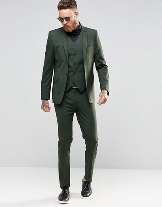 Look alla moda per uomo: Abito a tre pezzi verde oliva, Camicia elegante nera, Scarpe derby in pelle nere, Cintura in pelle nera