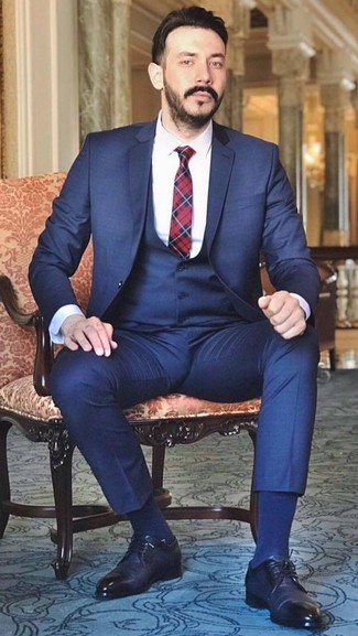 Come indossare e abbinare una cravatta rossa e blu scuro per un uomo di 30 anni: Combina un abito a tre pezzi blu scuro con una cravatta rossa e blu scuro per un look elegante e di classe. Per distinguerti dagli altri, mettiti un paio di scarpe derby in pelle blu scuro.