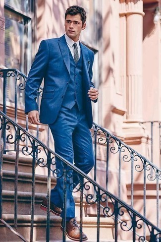 Quale camicia elegante indossare con un abito blu scuro per un uomo di 20 anni: Punta su un abito blu scuro e una camicia elegante per una silhouette classica e raffinata Scegli un paio di scarpe derby in pelle marroni come calzature per un tocco più rilassato.